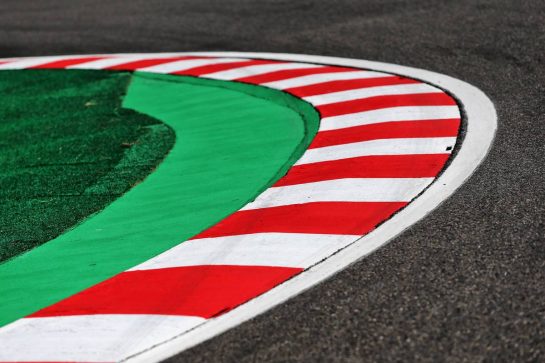 Circuit atmosphere - kerb detail.
10.10.2019. Formula 1 World Championship, Rd 17, Japanese Grand Prix, Suzuka, Japan, Preparation Day.
- www.xpbimages.com, EMail: requests@xpbimages.com - copy of publication required for printed pictures. Every used picture is fee-liable. © Copyright: Moy / XPB Images