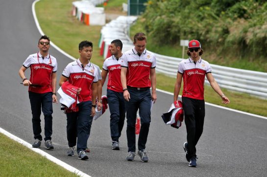 Antonio Giovinazzi (ITA) Alfa Romeo Racing walks the circuit with the team.
10.10.2019. Formula 1 World Championship, Rd 17, Japanese Grand Prix, Suzuka, Japan, Preparation Day.
- www.xpbimages.com, EMail: requests@xpbimages.com - copy of publication required for printed pictures. Every used picture is fee-liable. © Copyright: Moy / XPB Images