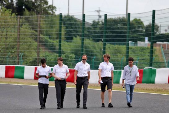 Carlos Sainz Jr (ESP) McLaren walks the circuit with the team.
10.10.2019. Formula 1 World Championship, Rd 17, Japanese Grand Prix, Suzuka, Japan, Preparation Day.
- www.xpbimages.com, EMail: requests@xpbimages.com - copy of publication required for printed pictures. Every used picture is fee-liable. © Copyright: Moy / XPB Images