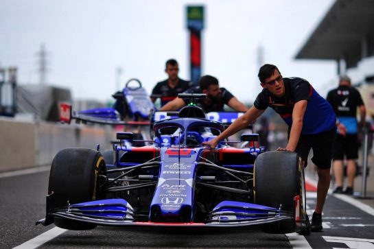 Scuderia Toro Rosso STR14 pushed to scutineering.
10.10.2019. Formula 1 World Championship, Rd 17, Japanese Grand Prix, Suzuka, Japan, Preparation Day.
- www.xpbimages.com, EMail: requests@xpbimages.com - copy of publication required for printed pictures. Every used picture is fee-liable. © Copyright: Filipe / XPB Images