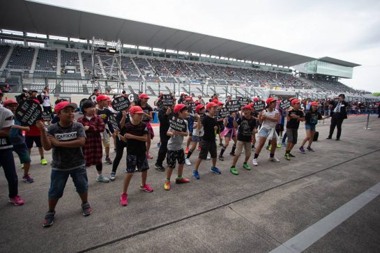 Circuit atmosphere - young Williams Racing fans.
10.10.2019. Formula 1 World Championship, Rd 17, Japanese Grand Prix, Suzuka, Japan, Preparation Day.
- www.xpbimages.com, EMail: requests@xpbimages.com - copy of publication required for printed pictures. Every used picture is fee-liable. © Copyright: Bearne / XPB Images