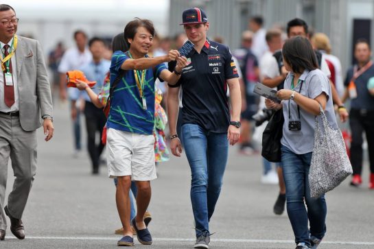 Max Verstappen (NLD) Red Bull Racing with fans.
10.10.2019. Formula 1 World Championship, Rd 17, Japanese Grand Prix, Suzuka, Japan, Preparation Day.
- www.xpbimages.com, EMail: requests@xpbimages.com - copy of publication required for printed pictures. Every used picture is fee-liable. © Copyright: Moy / XPB Images