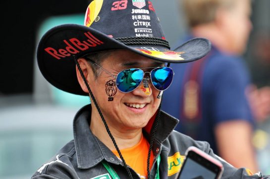 A Red Bull Racing fan.
10.10.2019. Formula 1 World Championship, Rd 17, Japanese Grand Prix, Suzuka, Japan, Preparation Day.
- www.xpbimages.com, EMail: requests@xpbimages.com - copy of publication required for printed pictures. Every used picture is fee-liable. © Copyright: Batchelor / XPB Images
