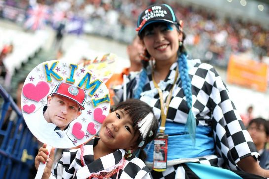 Kimi Raikkonen (FIN), Alfa Romeo Racing fans
10.10.2019. Formula 1 World Championship, Rd 17, Japanese Grand Prix, Suzuka, Japan, Preparation Day.
- www.xpbimages.com, EMail: requests@xpbimages.com - copy of publication required for printed pictures. Every used picture is fee-liable. © Copyright: Charniaux / XPB Images