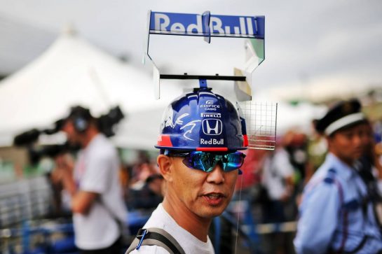 Circuit atmosphere - Scuderia Toro Rosso fan.
10.10.2019. Formula 1 World Championship, Rd 17, Japanese Grand Prix, Suzuka, Japan, Preparation Day.
- www.xpbimages.com, EMail: requests@xpbimages.com - copy of publication required for printed pictures. Every used picture is fee-liable. © Copyright: Filipe / XPB Images