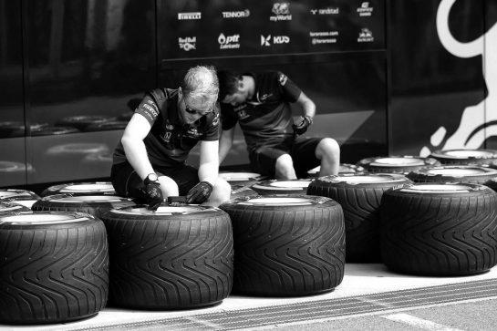 Scuderia Toro Rosso mechanics with Pirelli tyres.
10.10.2019. Formula 1 World Championship, Rd 17, Japanese Grand Prix, Suzuka, Japan, Preparation Day.
- www.xpbimages.com, EMail: requests@xpbimages.com - copy of publication required for printed pictures. Every used picture is fee-liable. © Copyright: Photo4 / XPB Images
