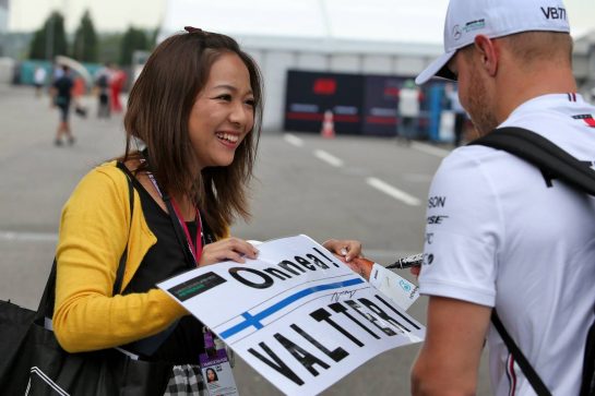 Valtteri Bottas (FIN) Mercedes AMG F1 signs autographs for the fans.
11.10.2019. Formula 1 World Championship, Rd 17, Japanese Grand Prix, Suzuka, Japan, Practice Day.
- www.xpbimages.com, EMail: requests@xpbimages.com - copy of publication required for printed pictures. Every used picture is fee-liable. © Copyright: Moy / XPB Images