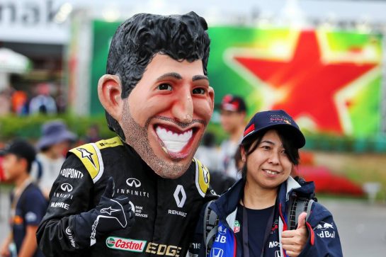 Circuit atmosphere - Daniel Ricciardo (AUS) Renault F1 Team caricature.
11.10.2019. Formula 1 World Championship, Rd 17, Japanese Grand Prix, Suzuka, Japan, Practice Day.
- www.xpbimages.com, EMail: requests@xpbimages.com - copy of publication required for printed pictures. Every used picture is fee-liable. © Copyright: Moy / XPB Images