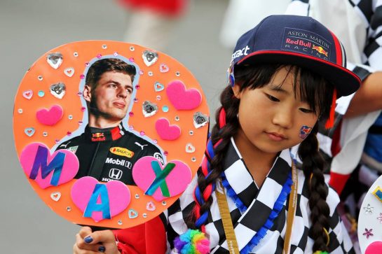 Circuit atmosphere - a young Max Verstappen (NLD) Red Bull Racing fan.
11.10.2019. Formula 1 World Championship, Rd 17, Japanese Grand Prix, Suzuka, Japan, Practice Day.
- www.xpbimages.com, EMail: requests@xpbimages.com - copy of publication required for printed pictures. Every used picture is fee-liable. © Copyright: Moy / XPB Images