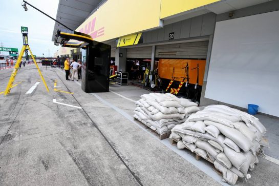 Renault F1 Team as the circuit prepares for the arrival of Typhoon Hagibis.
11.10.2019. Formula 1 World Championship, Rd 17, Japanese Grand Prix, Suzuka, Japan, Practice Day.
- www.xpbimages.com, EMail: requests@xpbimages.com - copy of publication required for printed pictures. Every used picture is fee-liable. © Copyright: Moy / XPB Images