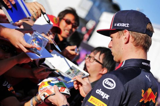 Max Verstappen (NLD) Red Bull Racing signs autographs for the fans.
13.10.2019. Formula 1 World Championship, Rd 17, Japanese Grand Prix, Suzuka, Japan, Sunday.
- www.xpbimages.com, EMail: requests@xpbimages.com - copy of publication required for printed pictures. Every used picture is fee-liable. © Copyright: Bearne / XPB Images