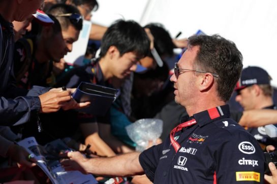 Christian Horner (GBR) Red Bull Racing Team Principal signs autographs for the fans.
13.10.2019. Formula 1 World Championship, Rd 17, Japanese Grand Prix, Suzuka, Japan, Sunday.
- www.xpbimages.com, EMail: requests@xpbimages.com - copy of publication required for printed pictures. Every used picture is fee-liable. © Copyright: Bearne / XPB Images