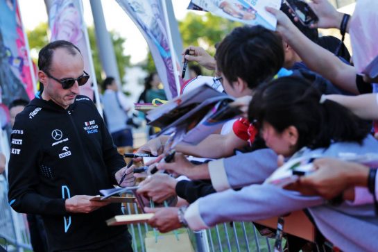 Robert Kubica (POL) Williams Racing signs autographs for the fans.
13.10.2019. Formula 1 World Championship, Rd 17, Japanese Grand Prix, Suzuka, Japan, Sunday.
- www.xpbimages.com, EMail: requests@xpbimages.com - copy of publication required for printed pictures. Every used picture is fee-liable. © Copyright: Bearne / XPB Images