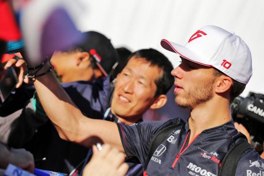 Pierre Gasly (FRA) Scuderia Toro Rosso signs autographs for the fans.
13.10.2019. Formula 1 World Championship, Rd 17, Japanese Grand Prix, Suzuka, Japan, Sunday.
- www.xpbimages.com, EMail: requests@xpbimages.com - copy of publication required for printed pictures. Every used picture is fee-liable. © Copyright: Bearne / XPB Images