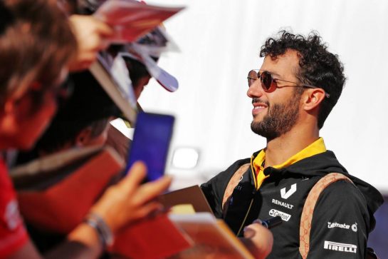 Daniel Ricciardo (AUS) Renault F1 Team signs autographs for the fans.
13.10.2019. Formula 1 World Championship, Rd 17, Japanese Grand Prix, Suzuka, Japan, Sunday.
- www.xpbimages.com, EMail: requests@xpbimages.com - copy of publication required for printed pictures. Every used picture is fee-liable. © Copyright: Bearne / XPB Images