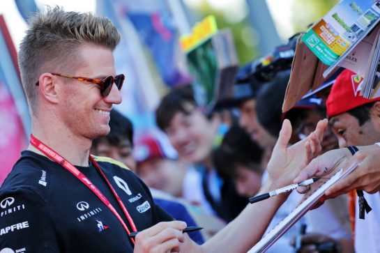 Nico Hulkenberg (GER) Renault F1 Team signs autographs for the fans.
13.10.2019. Formula 1 World Championship, Rd 17, Japanese Grand Prix, Suzuka, Japan, Sunday.
- www.xpbimages.com, EMail: requests@xpbimages.com - copy of publication required for printed pictures. Every used picture is fee-liable. © Copyright: Bearne / XPB Images