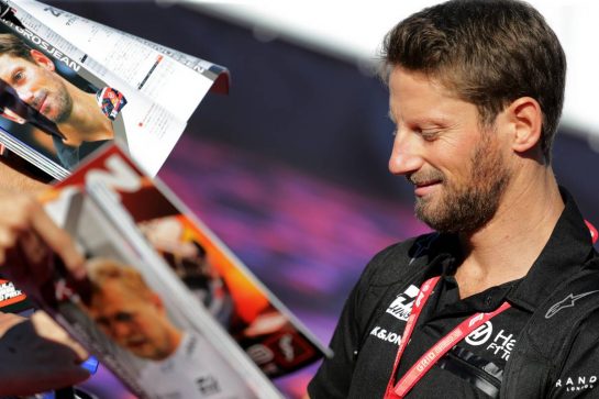 Romain Grosjean (FRA) Haas F1 Team signs autographs for the fans.
13.10.2019. Formula 1 World Championship, Rd 17, Japanese Grand Prix, Suzuka, Japan, Sunday.
- www.xpbimages.com, EMail: requests@xpbimages.com - copy of publication required for printed pictures. Every used picture is fee-liable. © Copyright: Bearne / XPB Images