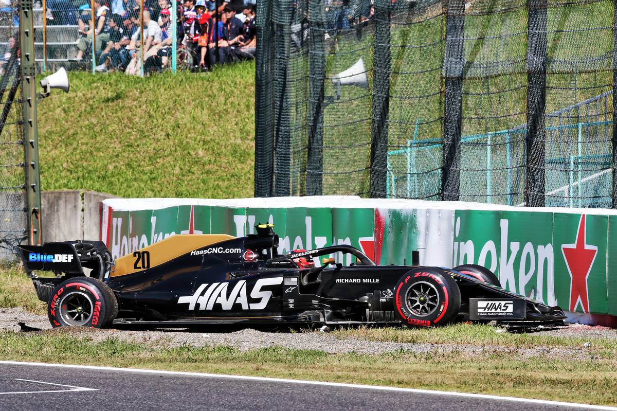 Kevin Magnussen (DEN) Haas VF-19 crashed during qualifying.