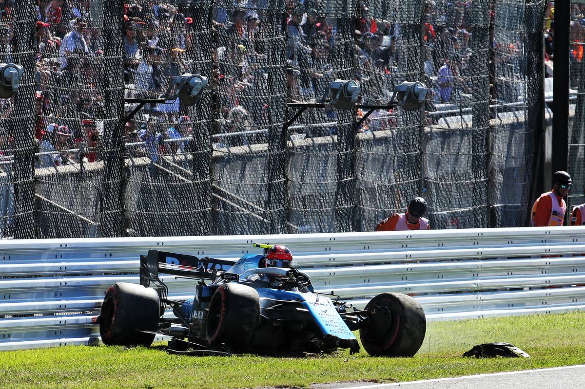 Robert Kubica (POL) Williams Racing FW42 crashed during qualifying.