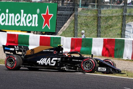 Kevin Magnussen (DEN) Haas VF-19 crashed during qualifying.
13.10.2019. Formula 1 World Championship, Rd 17, Japanese Grand Prix, Suzuka, Japan, Sunday.
- www.xpbimages.com, EMail: requests@xpbimages.com - copy of publication required for printed pictures. Every used picture is fee-liable. © Copyright: Batchelor / XPB Images