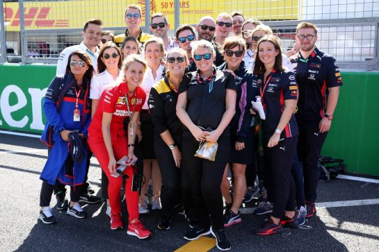 Sophie Ogg (GBR) Williams Head of F1 Communications with fellow Press Officers at her last GP before taking maternity leave.
13.10.2019. Formula 1 World Championship, Rd 17, Japanese Grand Prix, Suzuka, Japan, Sunday.
- www.xpbimages.com, EMail: requests@xpbimages.com - copy of publication required for printed pictures. Every used picture is fee-liable. © Copyright: Batchelor / XPB Images