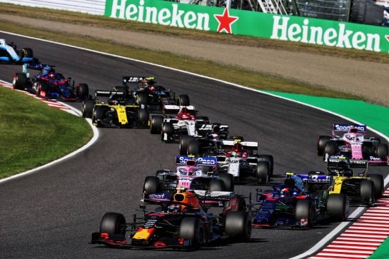 Alexander Albon (THA) Red Bull Racing RB15 at the start of the race.
13.10.2019. Formula 1 World Championship, Rd 17, Japanese Grand Prix, Suzuka, Japan, Sunday.
- www.xpbimages.com, EMail: requests@xpbimages.com - copy of publication required for printed pictures. Every used picture is fee-liable. © Copyright: Batchelor / XPB Images