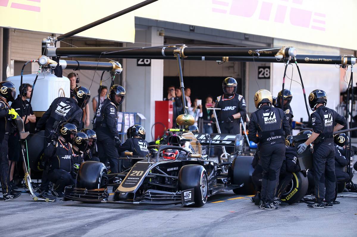 Kevin Magnussen (DEN) Haas VF-19 pit stop.