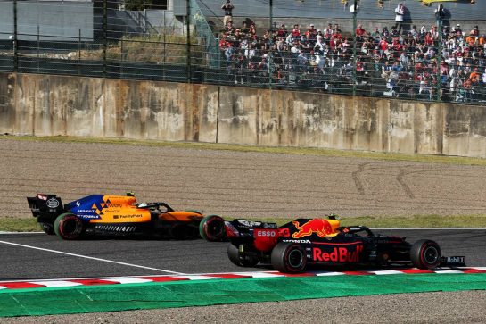Alexander Albon (THA) Red Bull Racing RB15 and Lando Norris (GBR) McLaren MCL34 make contact.
13.10.2019. Formula 1 World Championship, Rd 17, Japanese Grand Prix, Suzuka, Japan, Sunday.
- www.xpbimages.com, EMail: requests@xpbimages.com - copy of publication required for printed pictures. Every used picture is fee-liable. © Copyright: Moy / XPB Images