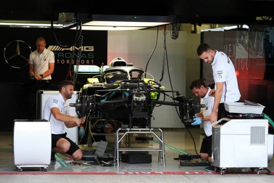 Mercedes AMG F1 W10 prepared by mechanics in the pit garage.
24.10.2019. Formula 1 World Championship, Rd 18, Mexican Grand Prix, Mexico City, Mexico, Preparation Day.
- www.xpbimages.com, EMail: requests@xpbimages.com © Copyright: Moy / XPB Images