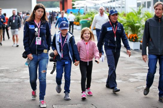 Emerson Fittipaldi (BRA) with his wife Rossana Fanucchi (BRA), son Emerson (BRA) and daughter Vittoria Emerson Fittipaldi (BRA).
25.10.2019. Formula 1 World Championship, Rd 18, Mexican Grand Prix, Mexico City, Mexico, Practice Day.
- www.xpbimages.com, EMail: requests@xpbimages.com © Copyright: Batchelor / XPB Images