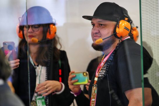Samoa Joe (USA) Professional Wrestler, with the McLaren team.
25.10.2019. Formula 1 World Championship, Rd 18, Mexican Grand Prix, Mexico City, Mexico, Practice Day.
- www.xpbimages.com, EMail: requests@xpbimages.com © Copyright: Batchelor / XPB Images