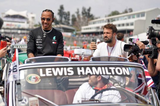 Lewis Hamilton (GBR) Mercedes AMG F1 on the drivers parade.
27.10.2019. Formula 1 World Championship, Rd 18, Mexican Grand Prix, Mexico City, Mexico, Race Day.
- www.xpbimages.com, EMail: requests@xpbimages.com © Copyright: Dungan / XPB Images