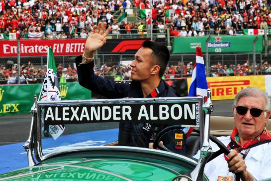 Alexander Albon (THA) Red Bull Racing on the drivers parade.
27.10.2019. Formula 1 World Championship, Rd 18, Mexican Grand Prix, Mexico City, Mexico, Race Day.
- www.xpbimages.com, EMail: requests@xpbimages.com © Copyright: Batchelor / XPB Images