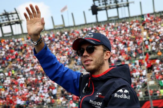 Pierre Gasly (FRA) Scuderia Toro Rosso on the drivers parade.
27.10.2019. Formula 1 World Championship, Rd 18, Mexican Grand Prix, Mexico City, Mexico, Race Day.
- www.xpbimages.com, EMail: requests@xpbimages.com © Copyright: Batchelor / XPB Images