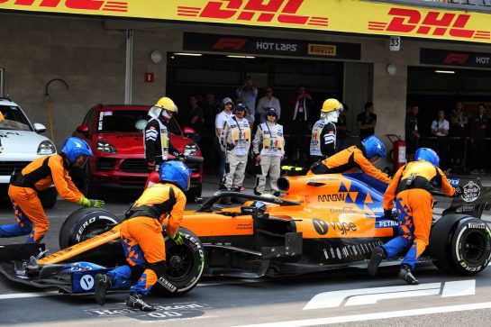 Lando Norris (GBR) McLaren MCL34 pushed back down the pit lane by mechanics during the race.
27.10.2019. Formula 1 World Championship, Rd 18, Mexican Grand Prix, Mexico City, Mexico, Race Day.
- www.xpbimages.com, EMail: requests@xpbimages.com © Copyright: Charniaux / XPB Images
