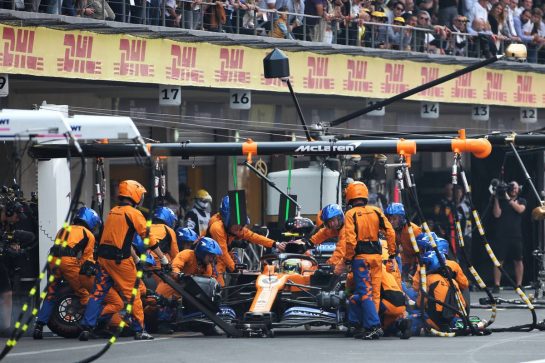 Lando Norris (GBR) McLaren MCL34 makes a pit stop.
27.10.2019. Formula 1 World Championship, Rd 18, Mexican Grand Prix, Mexico City, Mexico, Race Day.
- www.xpbimages.com, EMail: requests@xpbimages.com © Copyright: Charniaux / XPB Images