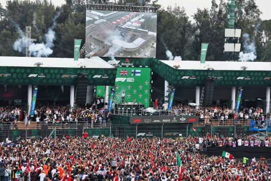 The podium Sebastian Vettel (GER) Ferrari, second; Lewis Hamilton (GBR) Mercedes AMG F1, race winner; Valtteri Bottas (FIN) Mercedes AMG F1, third.
27.10.2019. Formula 1 World Championship, Rd 18, Mexican Grand Prix, Mexico City, Mexico, Race Day.
- www.xpbimages.com, EMail: requests@xpbimages.com © Copyright: Moy / XPB Images