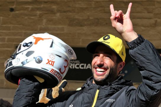 Daniel Ricciardo (AUS) Renault F1 Team with a new helmet design.
31.10.2019. Formula 1 World Championship, Rd 19, United States Grand Prix, Austin, Texas, USA, Preparation Day.
- www.xpbimages.com, EMail: requests@xpbimages.com © Copyright: Moy / XPB Images
