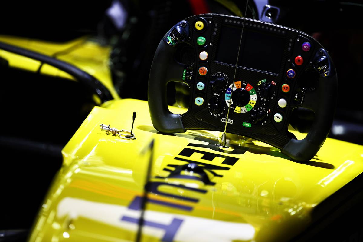 Renault F1 Team RS19 steering wheel. 29.03.2019.