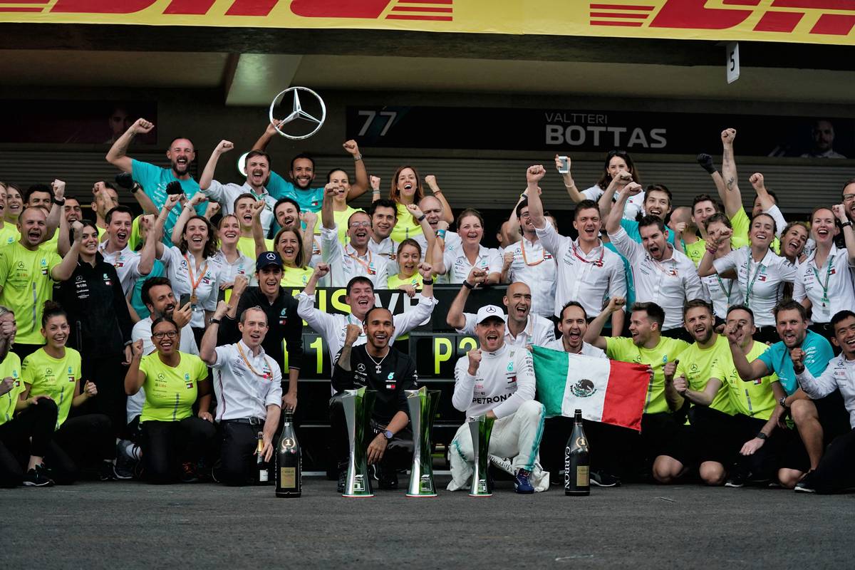 Race winner Lewis Hamilton (GBR) Mercedes AMG F1 and third placed Valtteri Bottas (FIN) Mercedes AMG F1 celebrate with the team.  