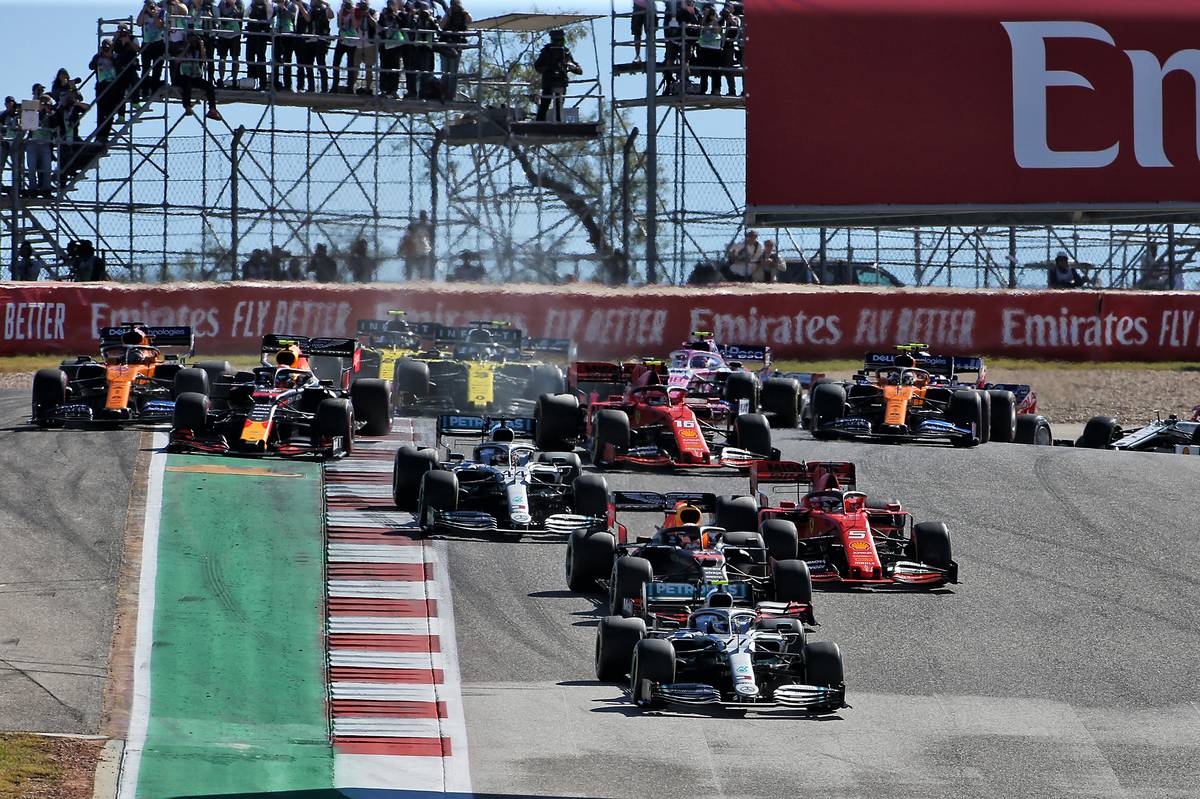 Valtteri Bottas (FIN) Mercedes AMG F1 W10 leads at the start of the race.