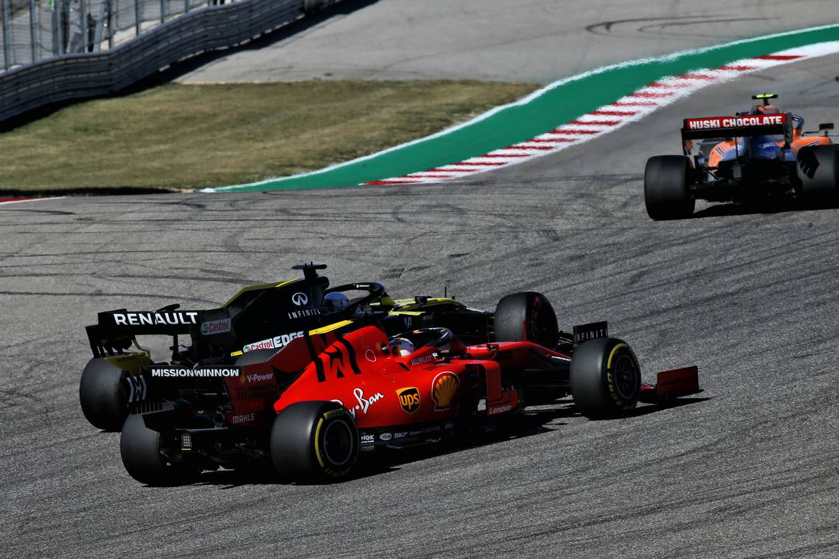 Daniel Ricciardo (AUS) Renault F1 Team RS19 and Sebastian Vettel (GER) Ferrari SF90 battle for position.