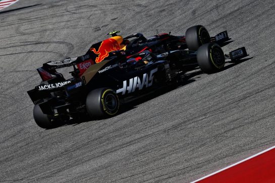 Romain Grosjean (FRA) Haas F1 Team VF-19 and Alexander Albon (THA) Red Bull Racing RB15 battle for position.
03.11.2019. Formula 1 World Championship, Rd 19, United States Grand Prix, Austin, Texas, USA, Race Day.
- www.xpbimages.com, EMail: requests@xpbimages.com © Copyright: Batchelor / XPB Images