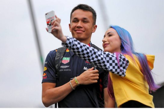 Alexander Albon (THA) Red Bull Racing with a fan.
14.11.2019. Formula 1 World Championship, Rd 20, Brazilian Grand Prix, Sao Paulo, Brazil, Preparation Day.
- www.xpbimages.com, EMail: requests@xpbimages.com © Copyright: Photo4 / XPB Images