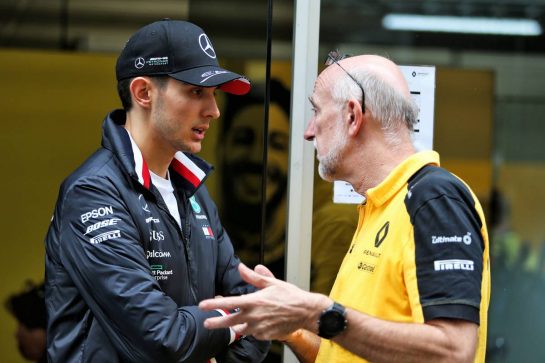 Esteban Ocon (FRA) Mercedes AMG F1 Reserve Driver with a a member of the Renault F1 Team.
15.11.2019. Formula 1 World Championship, Rd 20, Brazilian Grand Prix, Sao Paulo, Brazil, Practice Day.
- www.xpbimages.com, EMail: requests@xpbimages.com © Copyright: Moy / XPB Images