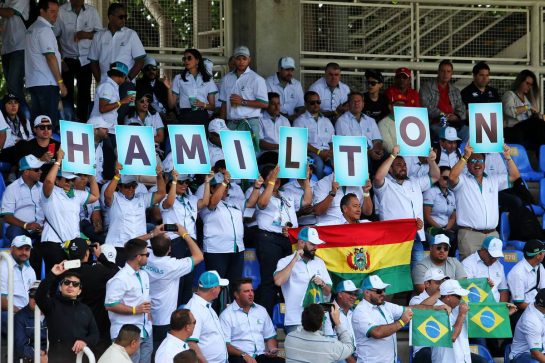Circuit atmosphere - Lewis Hamilton (GBR) Mercedes AMG F1 fans in the grandstand.
17.11.2019. Formula 1 World Championship, Rd 20, Brazilian Grand Prix, Sao Paulo, Brazil, Race Day.
- www.xpbimages.com, EMail: requests@xpbimages.com © Copyright: Moy / XPB Images