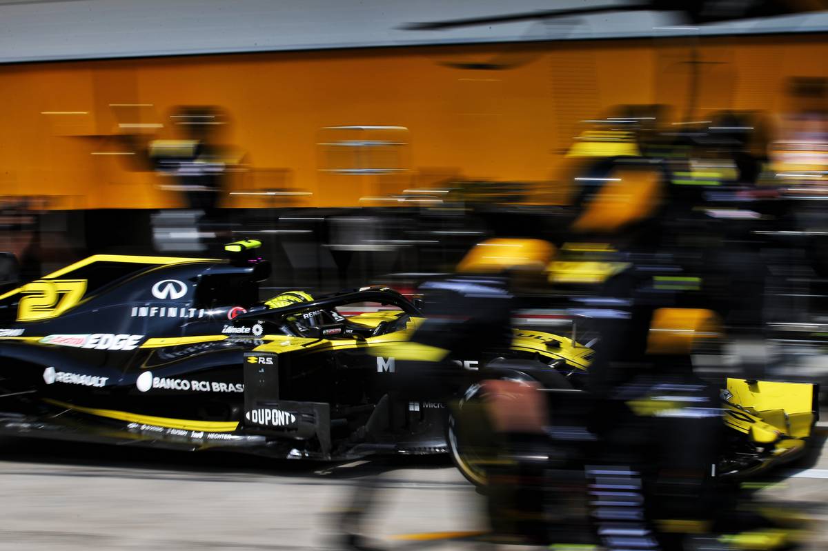 Nico Hulkenberg (GER) Renault F1 Team RS19 makes a pit stop.