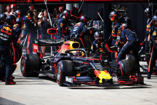 Max Verstappen (NLD) Red Bull Racing RB15 makes a pit stop.
17.11.2019. Formula 1 World Championship, Rd 20, Brazilian Grand Prix, Sao Paulo, Brazil, Race Day.
- www.xpbimages.com, EMail: requests@xpbimages.com © Copyright: Batchelor / XPB Images