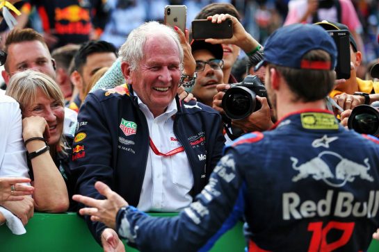 Pierre Gasly (FRA) Scuderia Toro Rosso celebrates his second position in parc ferme with Dr Helmut Marko (AUT) Red Bull Motorsport Consultant.
17.11.2019. Formula 1 World Championship, Rd 20, Brazilian Grand Prix, Sao Paulo, Brazil, Race Day.
- www.xpbimages.com, EMail: requests@xpbimages.com © Copyright: Moy / XPB Images