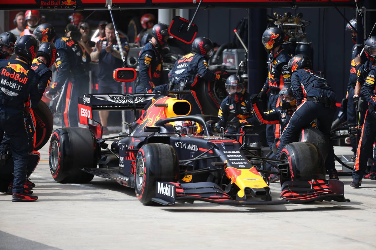 Max Verstappen (NLD) Red Bull Racing RB15 Pit Stop.